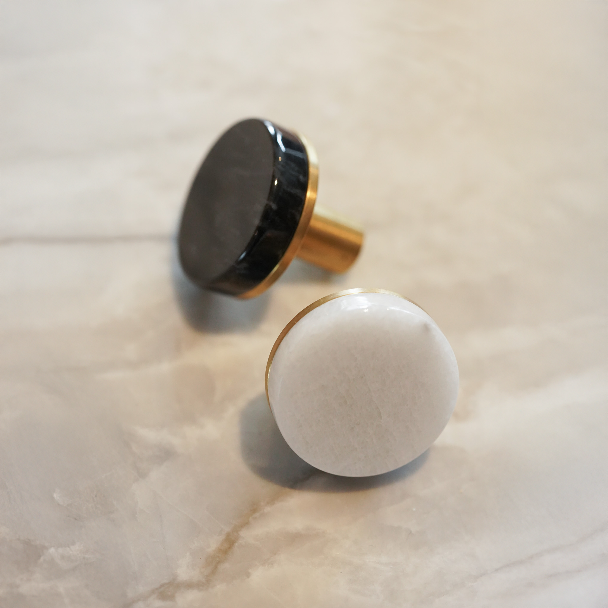 Trørød • Møbelknop, hvid marmor og børstet massiv messing med lak