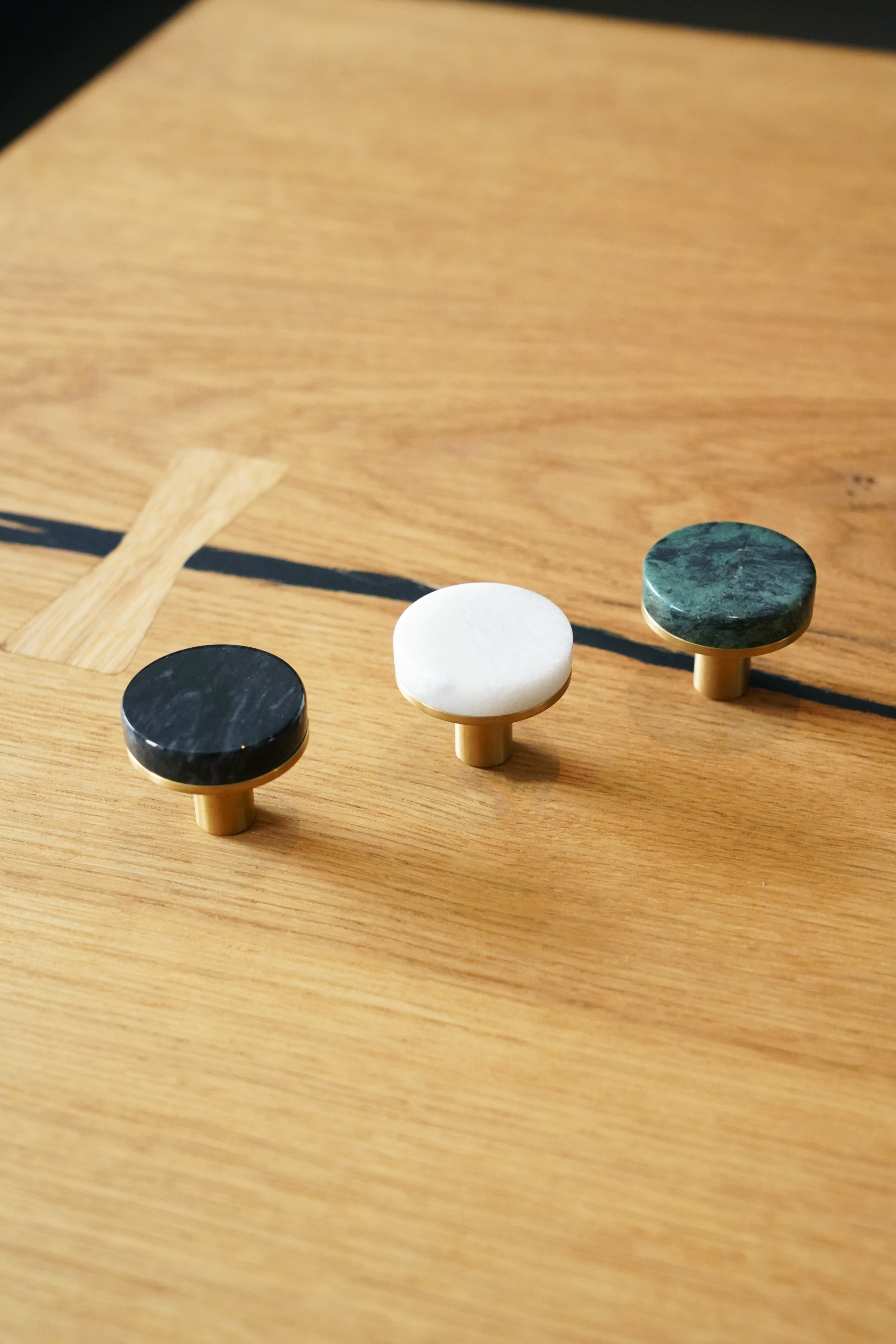 Trørød • Møbelknop, sort marmor og børstet massiv messing med lak