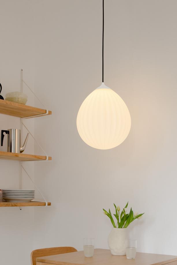 Around the World pendel med roset, hvid og sort • UMAGE