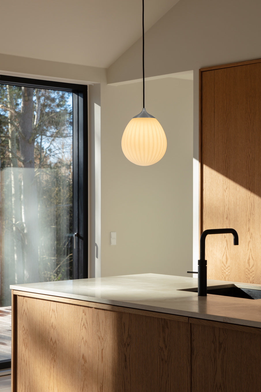 Around the World pendel med roset, hvid, børstet stål look og sort • UMAGE