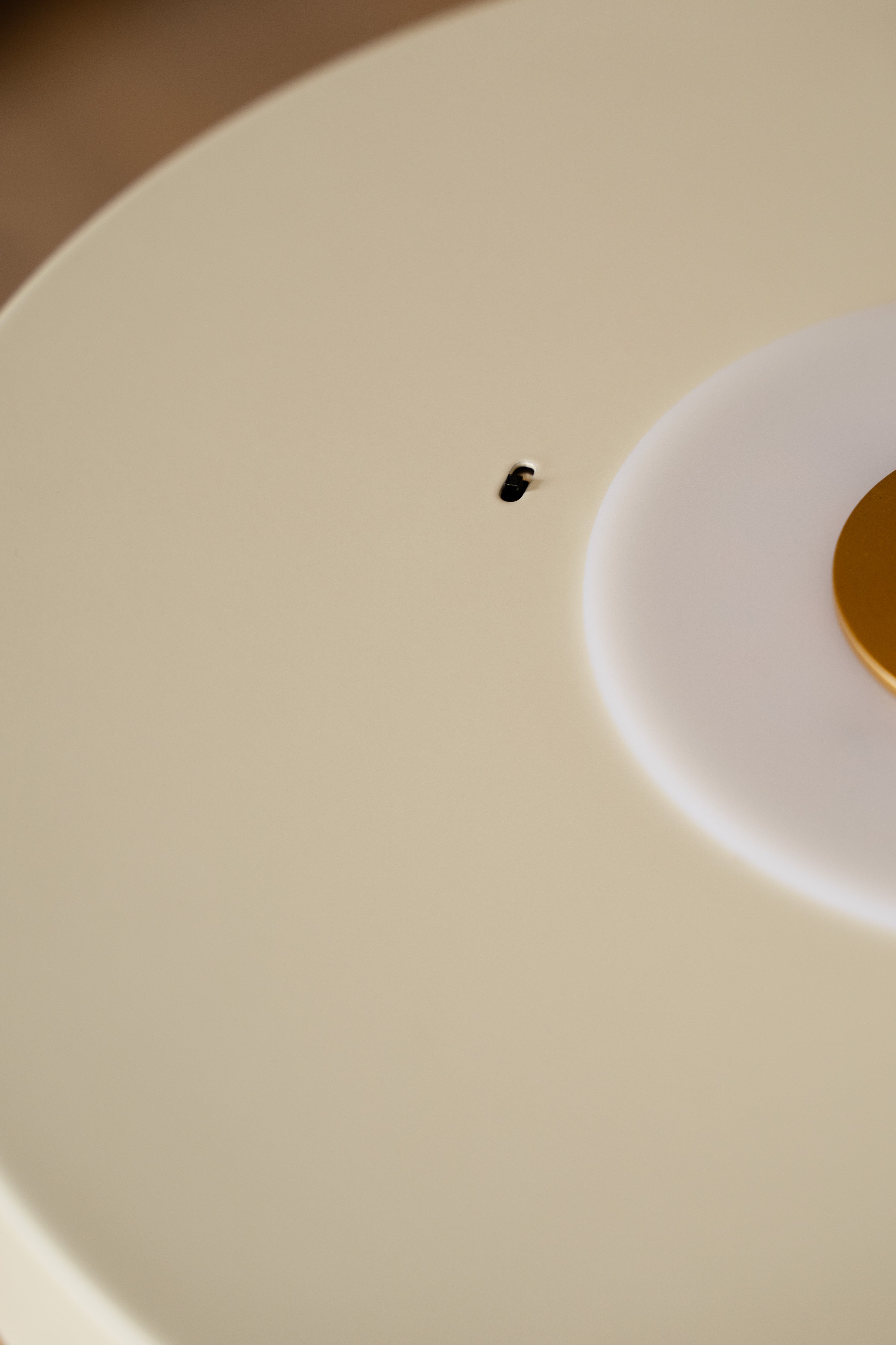 Asteria Up Plus loftlampe, hvid og messing • UMAGE