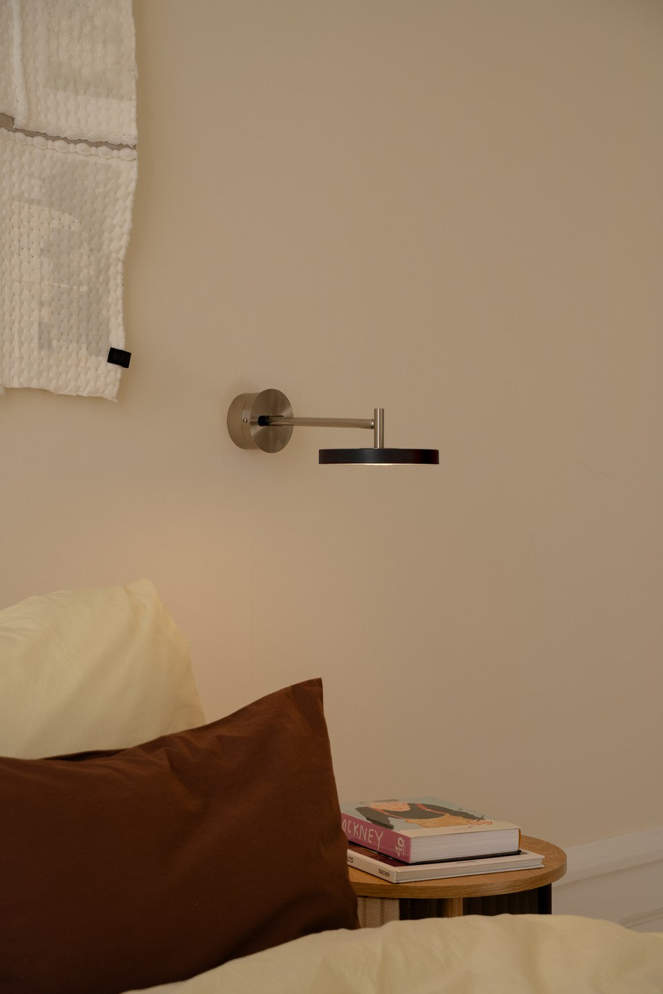 Asteria Wall væglampe (med hardwire add on), sort og stål • UMAGE