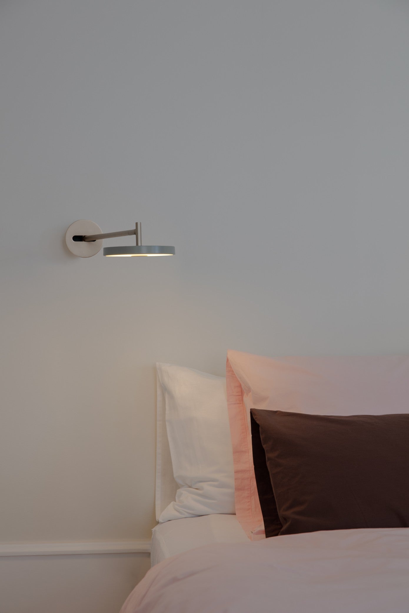 Asteria Wall væglampe (med hardwire add on), oliven og stål • UMAGE