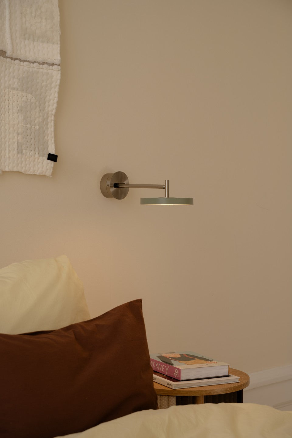 Asteria Wall væglampe (med hardwire add on), oliven og stål • UMAGE