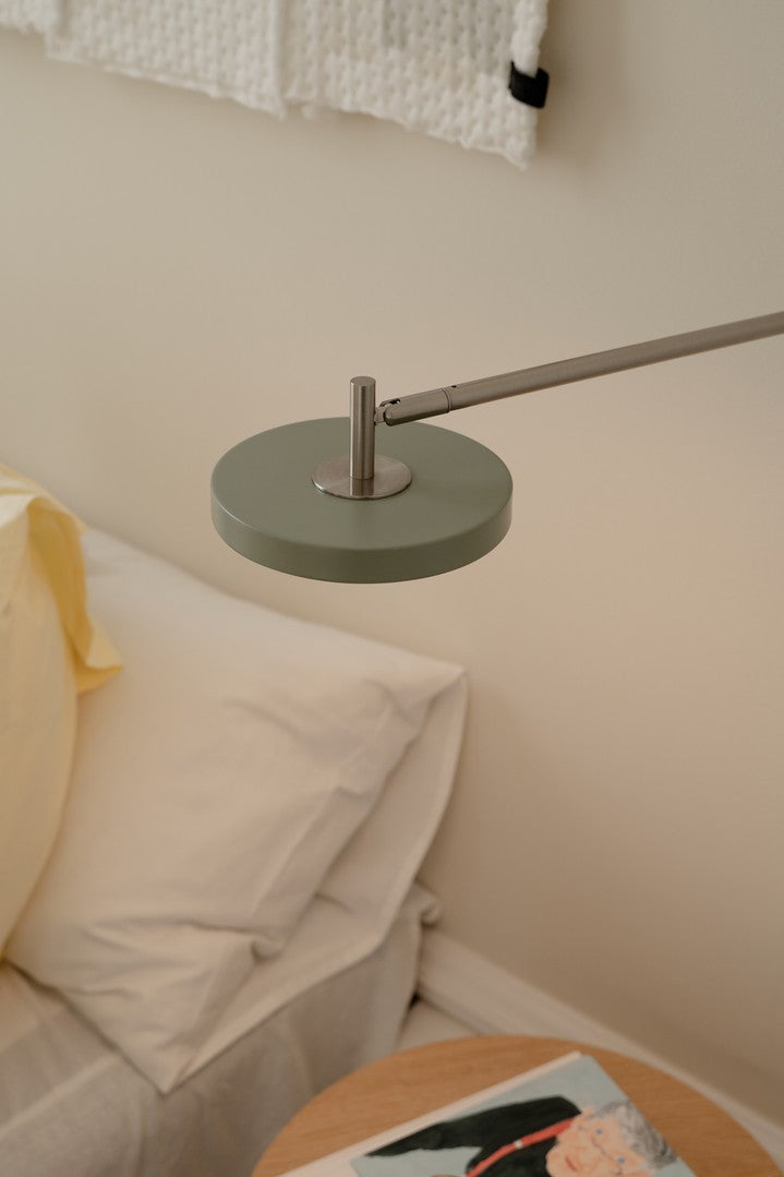 Asteria Wall væglampe, oliven og stål • UMAGE