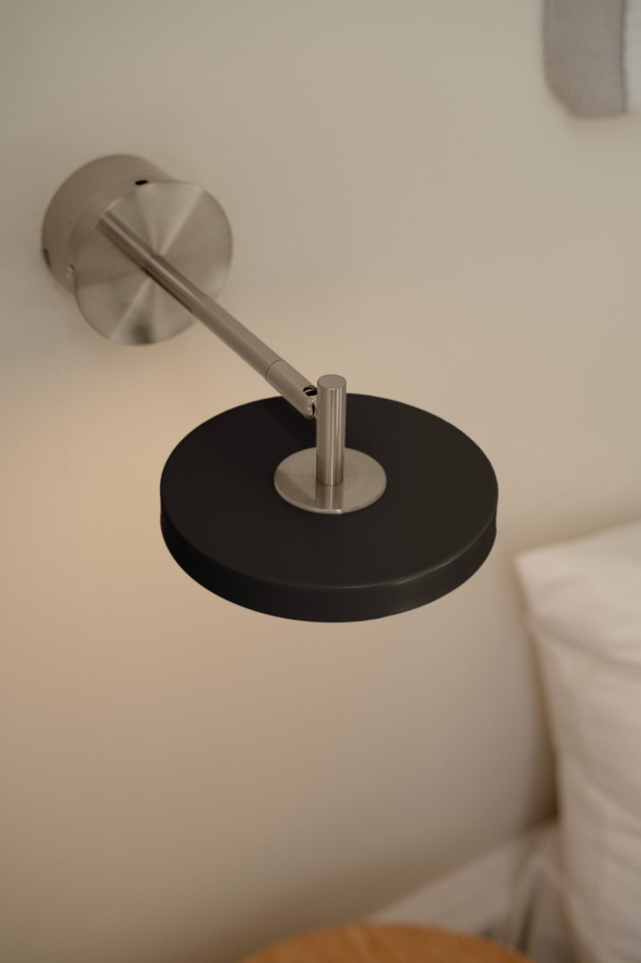 Asteria Wall væglampe (med hardwire add on), sort og stål • UMAGE