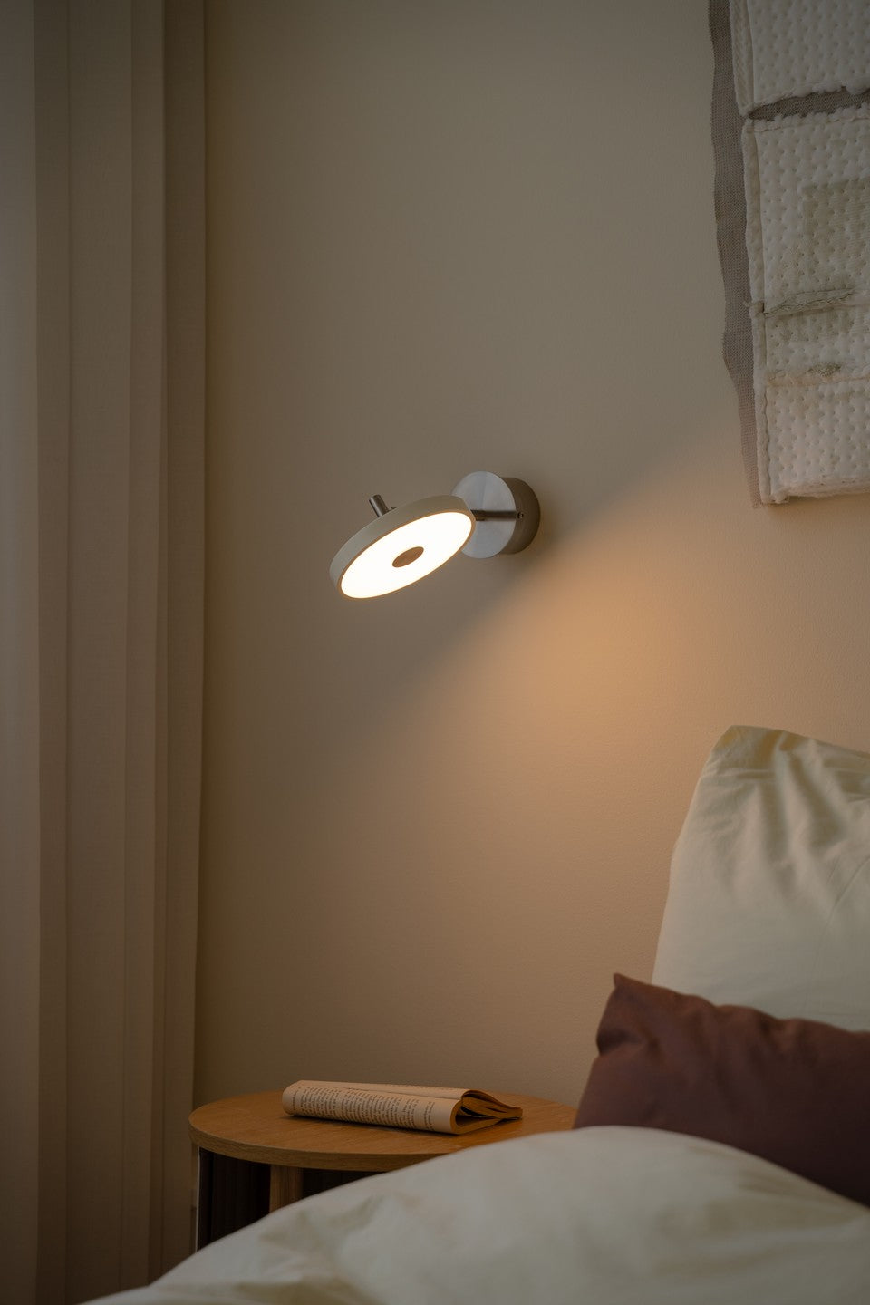 Asteria Wall væglampe (med hardwire add on), lysegrå (mist) og stål • UMAGE