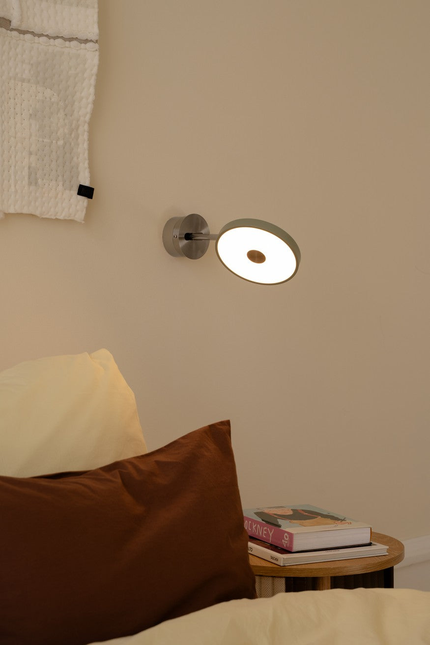 Asteria Wall væglampe (med hardwire add on), oliven og stål • UMAGE