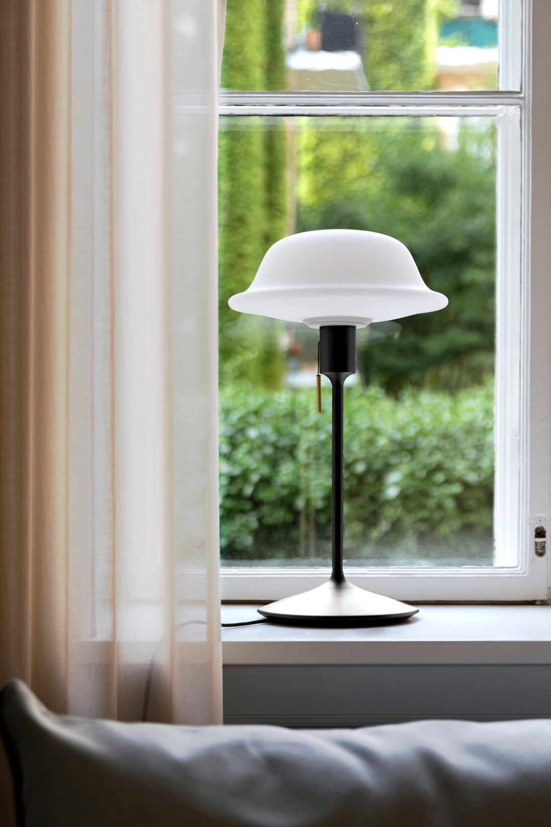 Butler bordlampe, hvid og sort • UMAGE