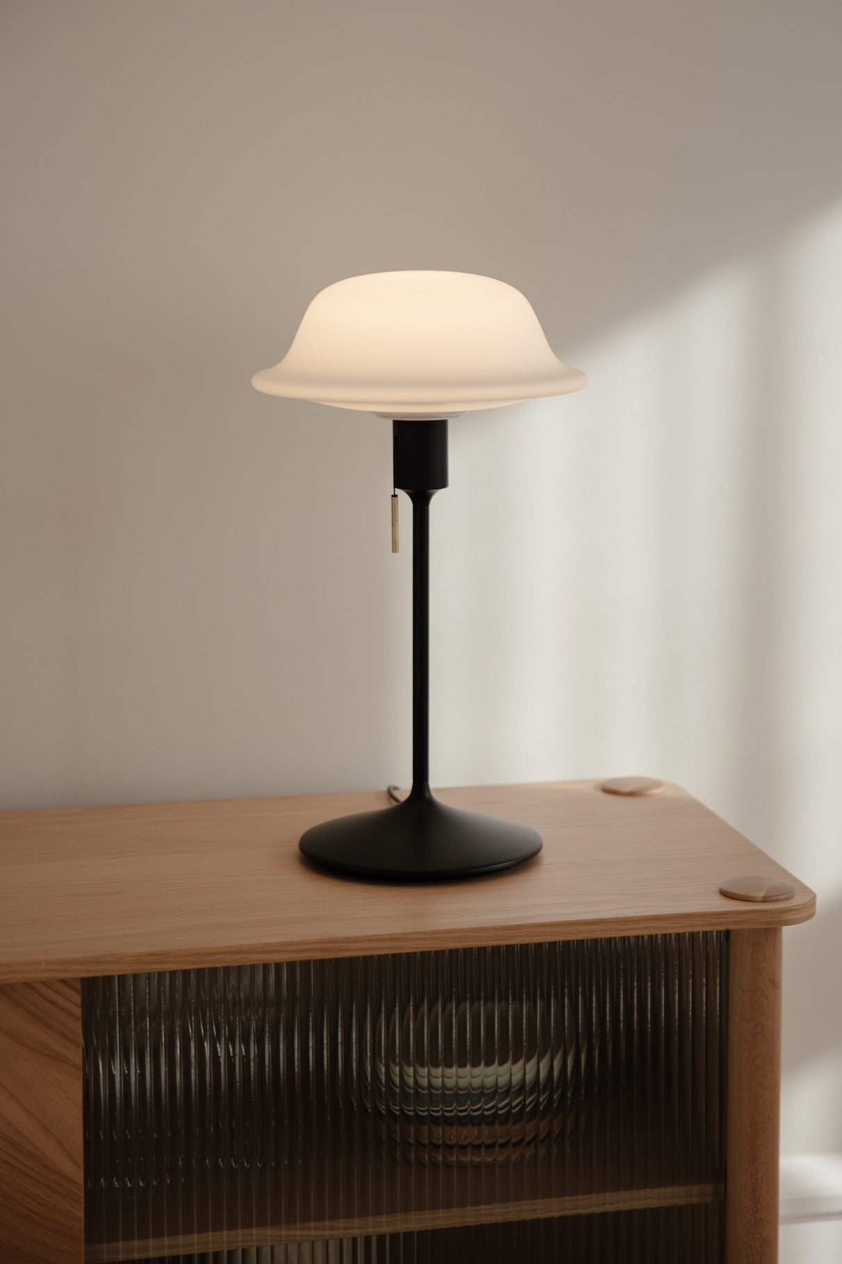 Butler bordlampe, hvid og sort • UMAGE