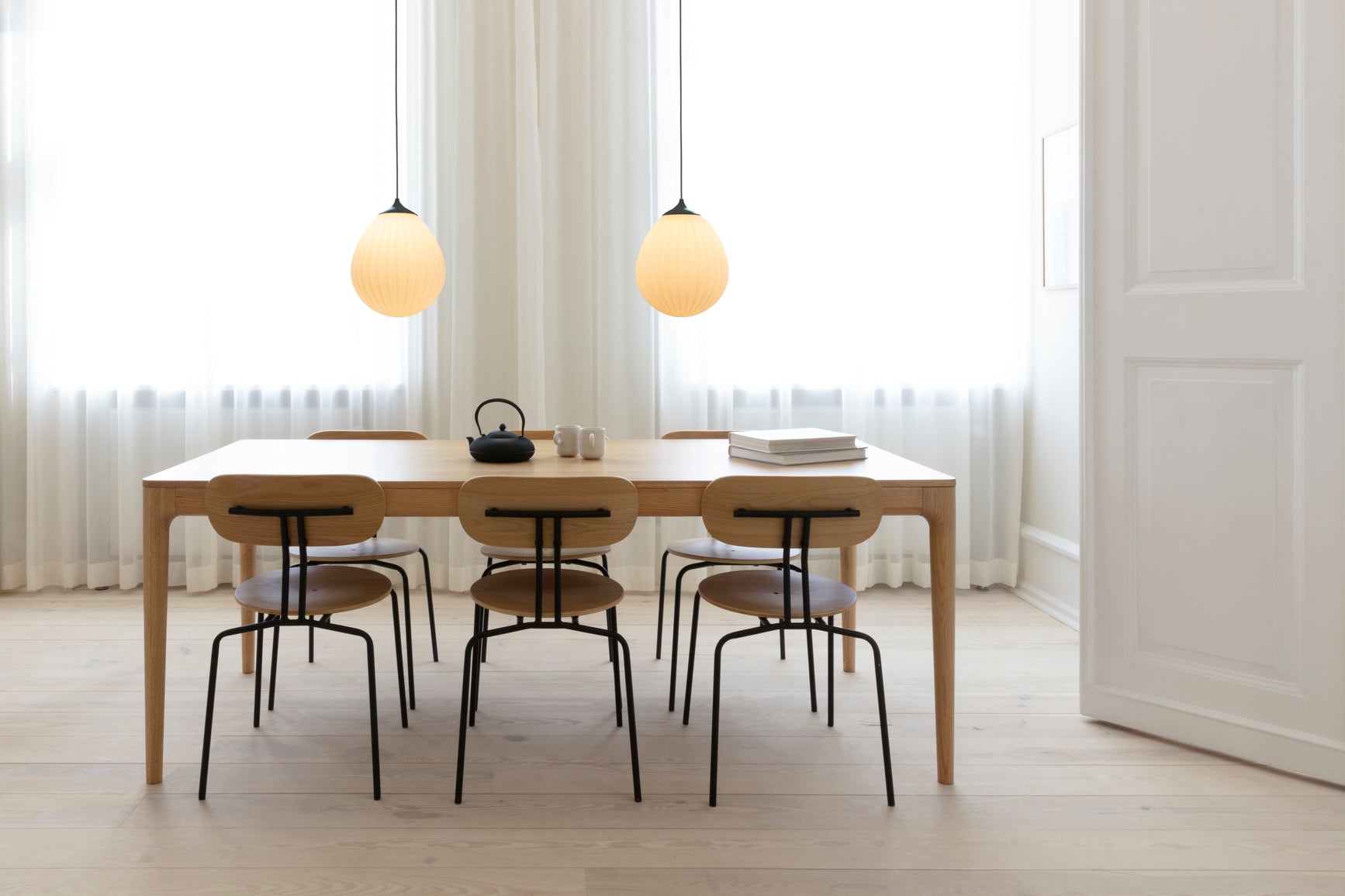 Around the World pendel med roset, hvid og sort • UMAGE