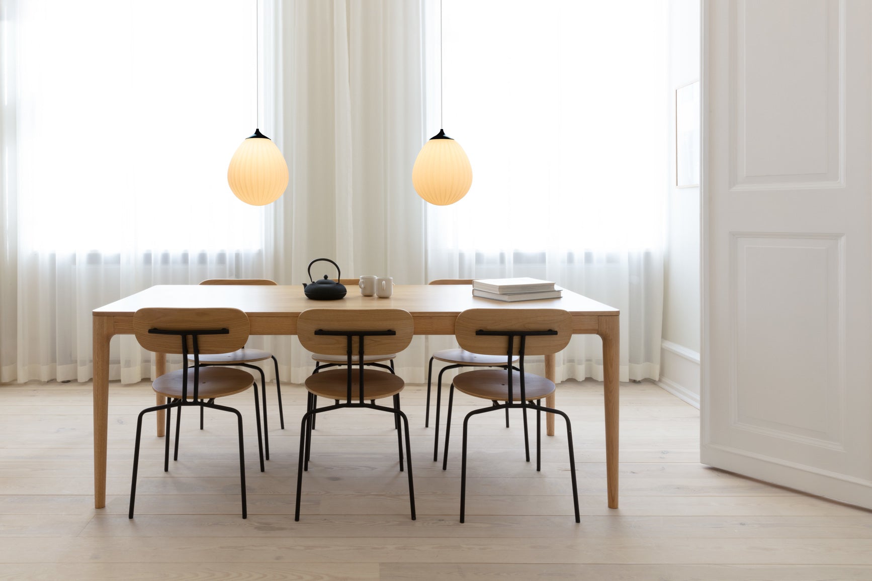 Around the World pendel med roset, hvid og sort • UMAGE