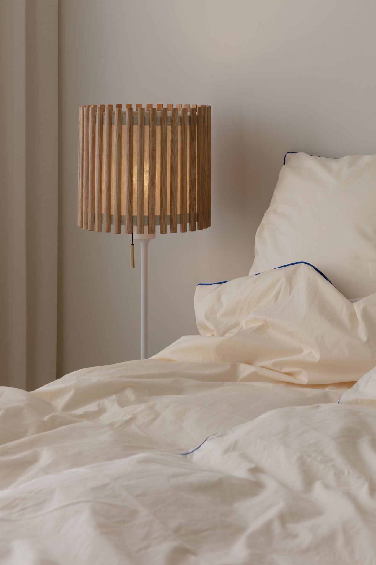 Komorebi Circle bordlampe, egetræ og hvid • UMAGE