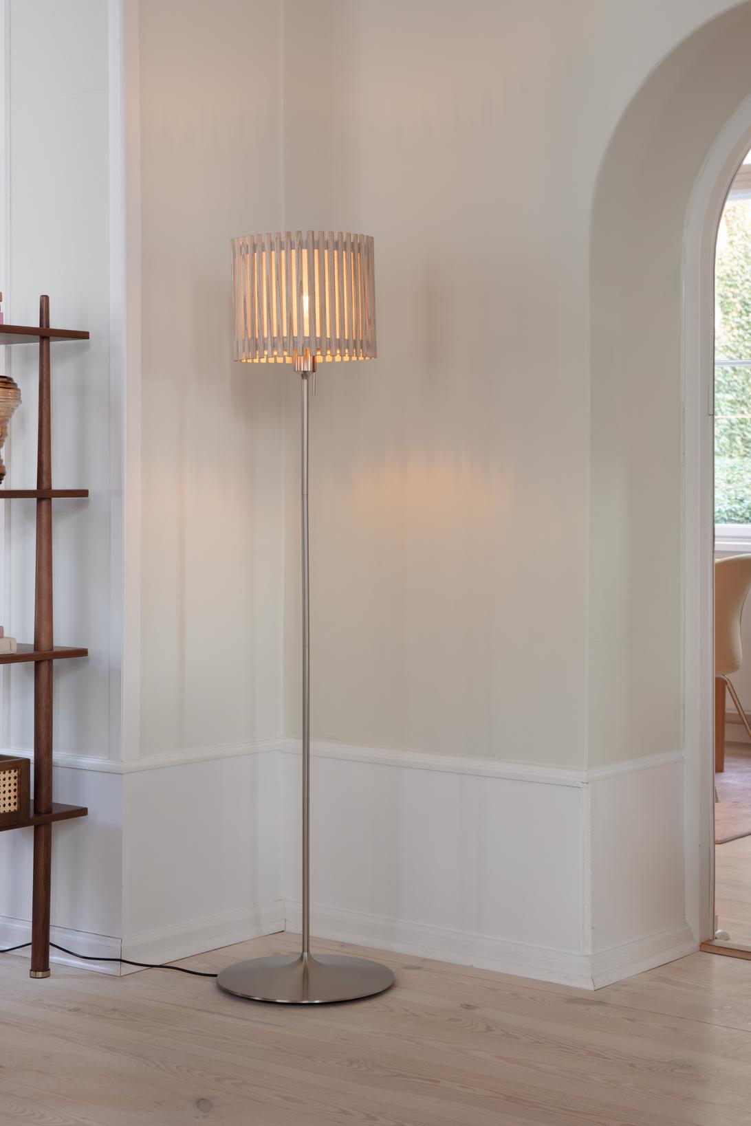 Komorebi Square gulvlampe, egetræ og børstet stål look • UMAGE