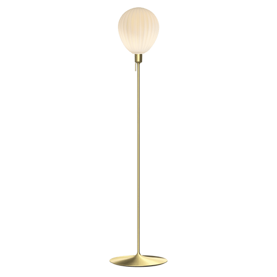 Around the World gulvlampe, hvid og børstet messing look • UMAGE