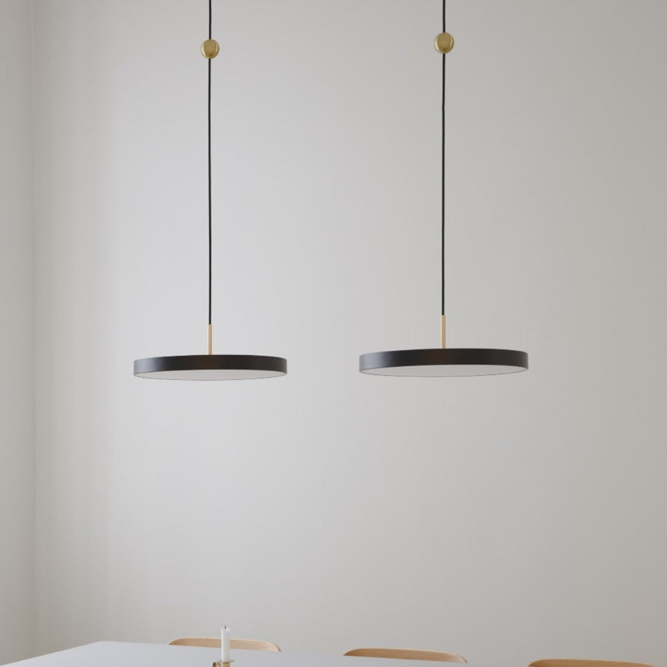 Asteria Plus pendel, sort og messing • UMAGE