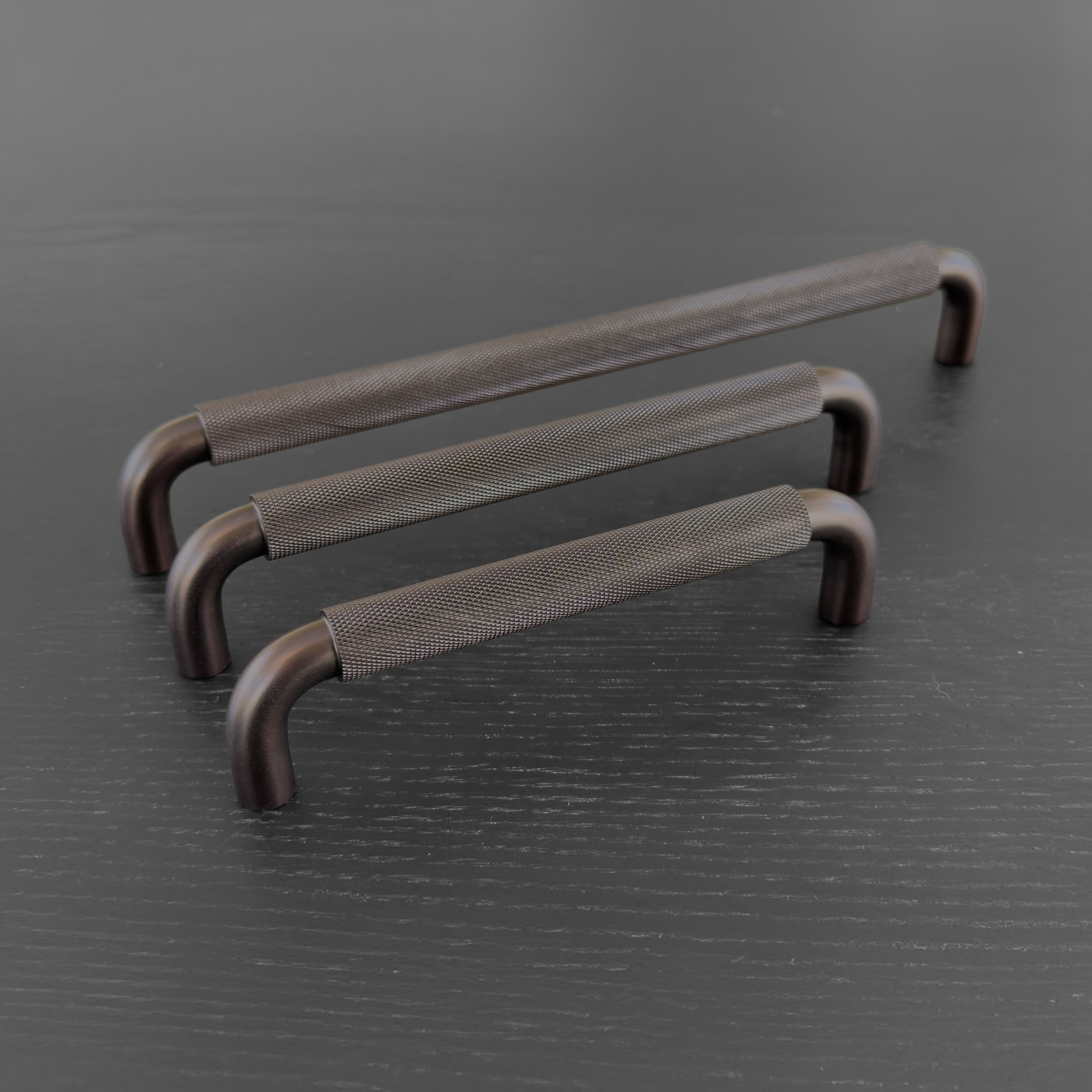 Holmen • Køkkengreb med diamond cut, bruneret messing