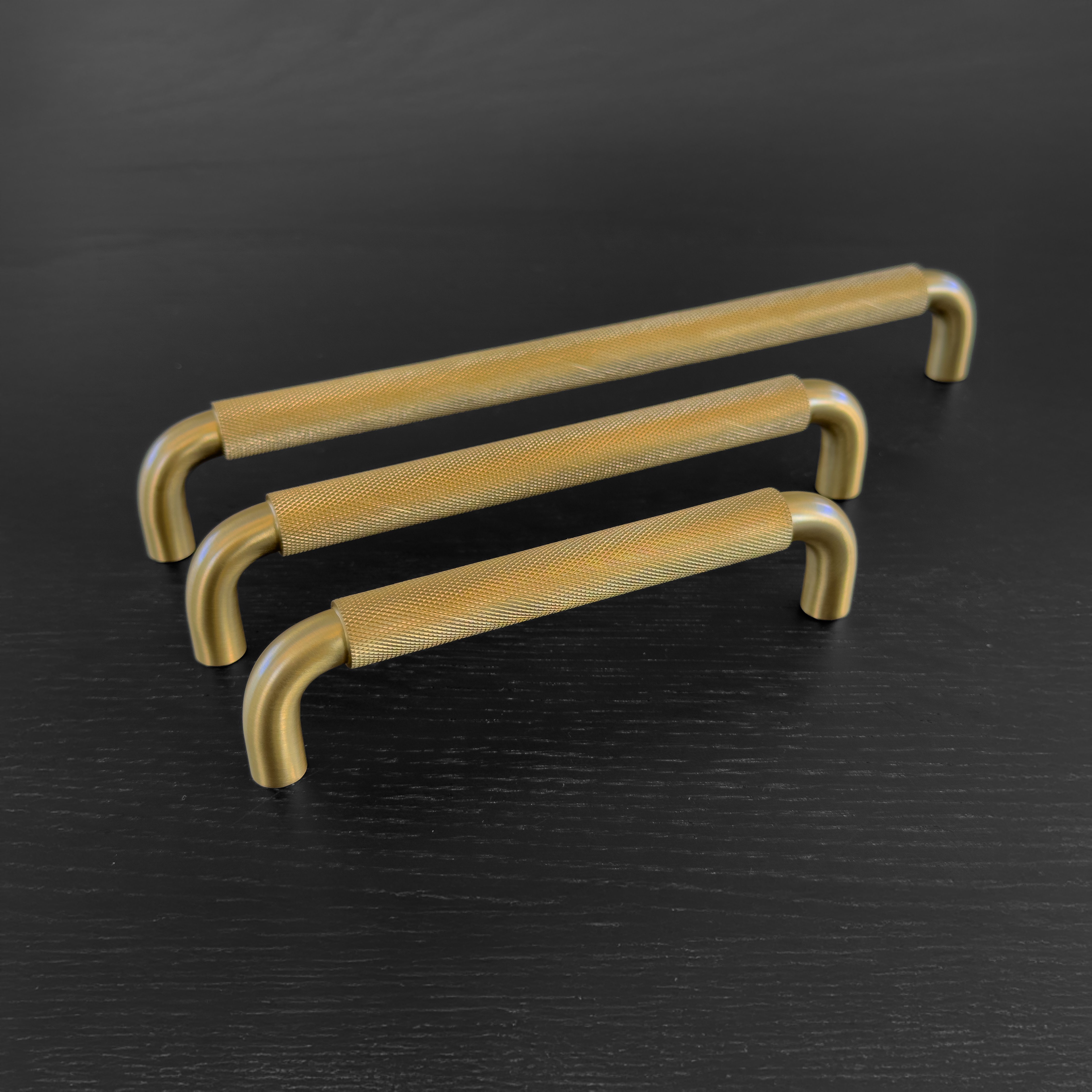 Holmen • Køkkengreb med diamond cut, messing uden lak