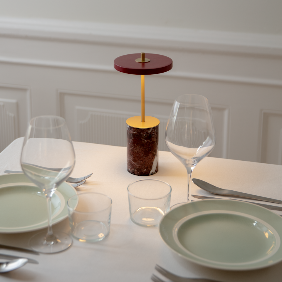 Asteria Move Mini, portable bordlampe, rød marmor • UMAGE