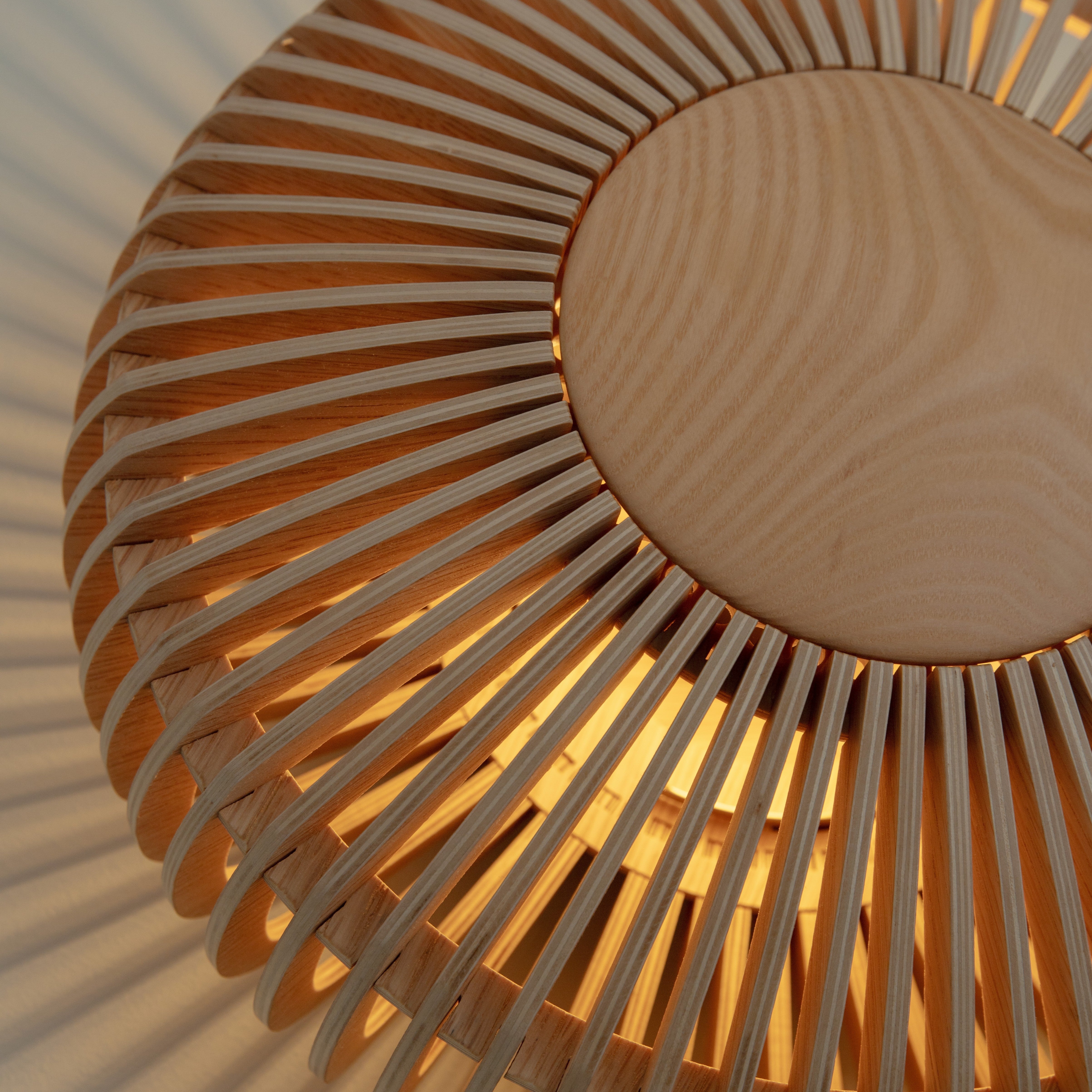 Clava Up væglampe, egetræ • UMAGE