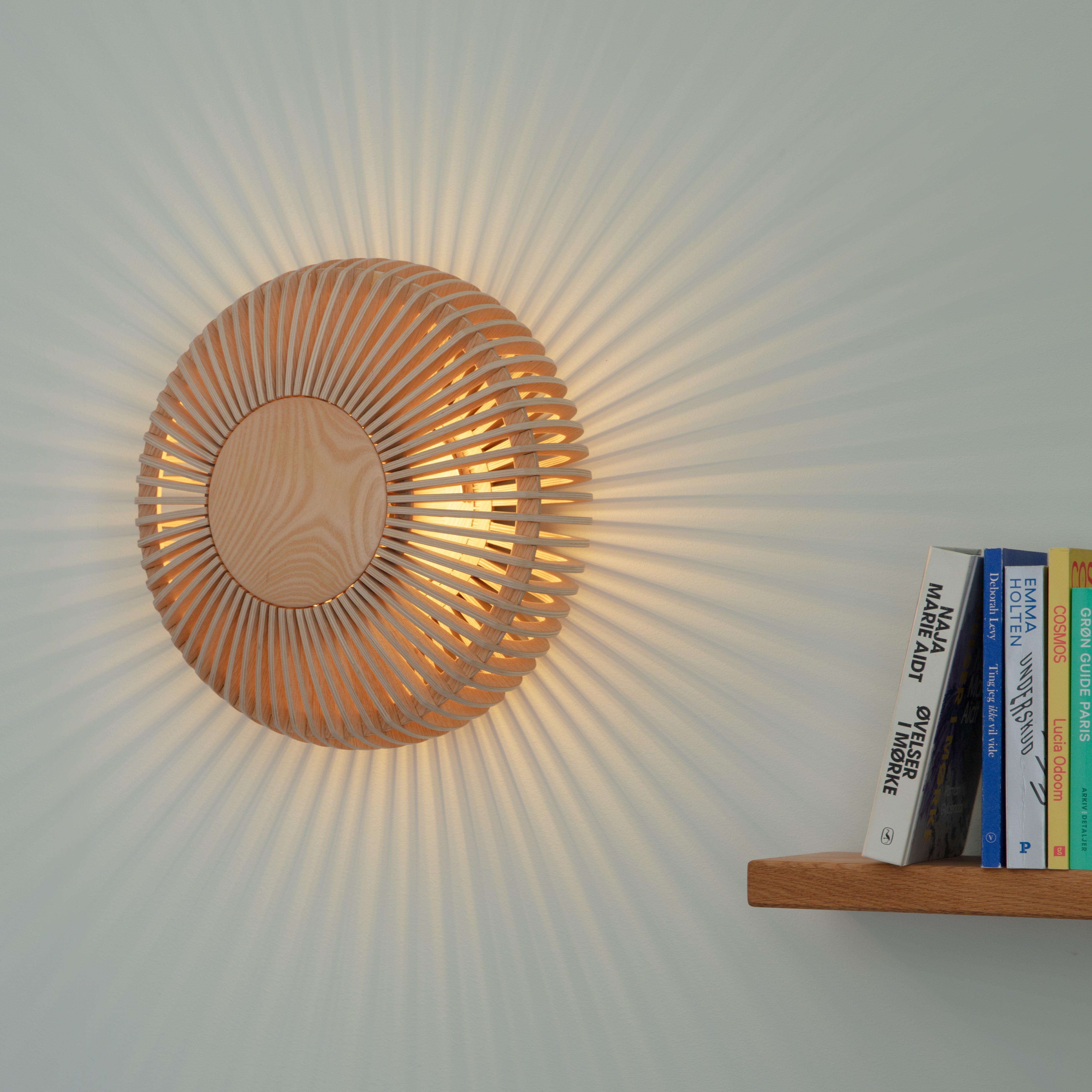 Clava Up væglampe, egetræ • UMAGE