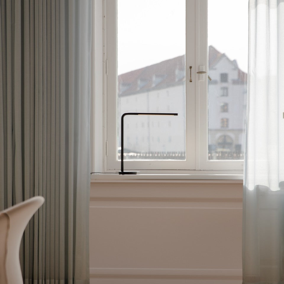 Omni Table bordlampe, sort • UMAGE