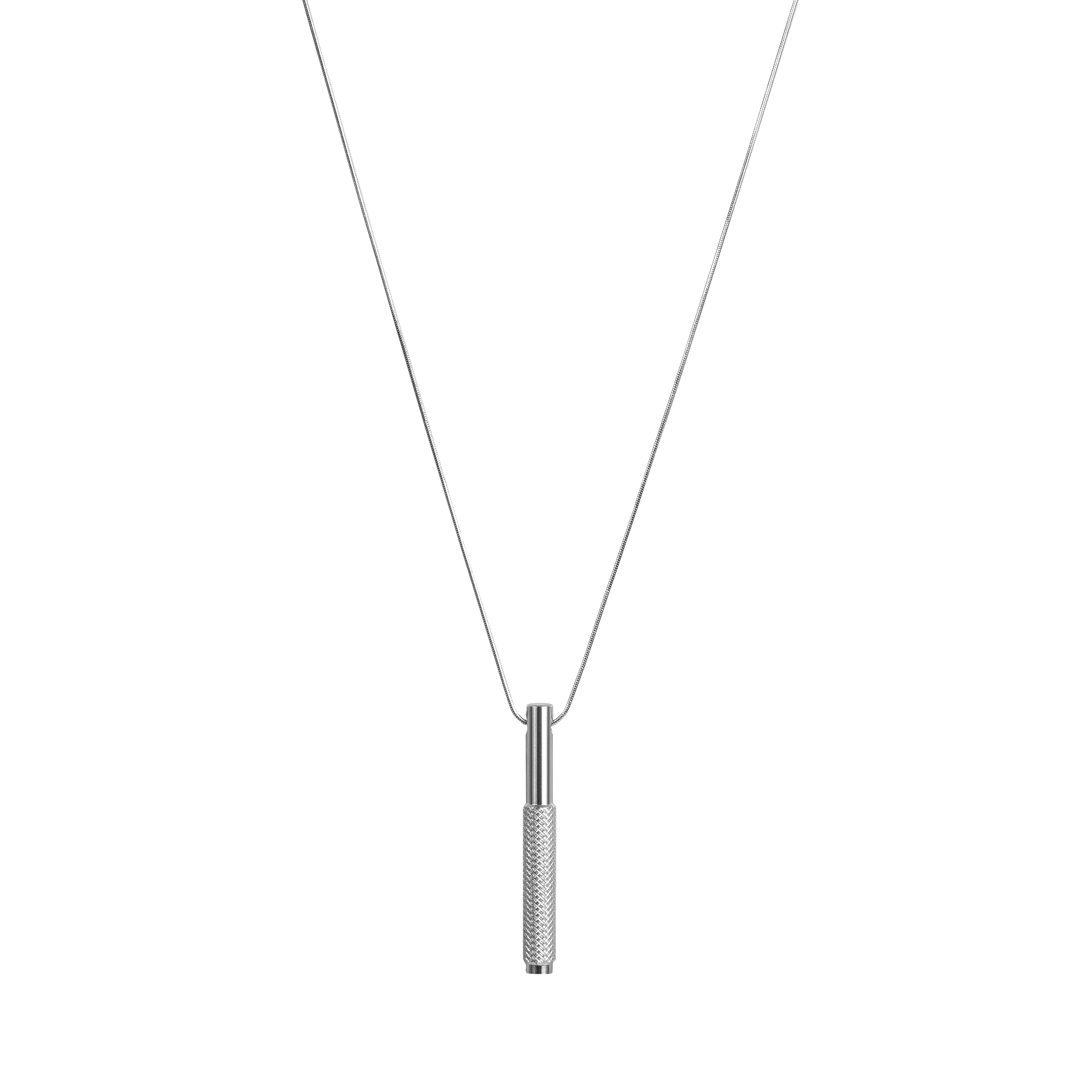 Halskæde og aflangt vedhæng i stål. Vedhænget er udsmykket med det populære diamond cut mønster.