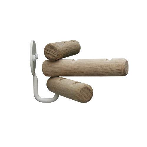 Knage i eg og hvidt stål. De tre ege kroge kan drejes efter ønske. Krogene har tre fræsninger til ophæng af viskestykker, klude mm. Monteret i væg.