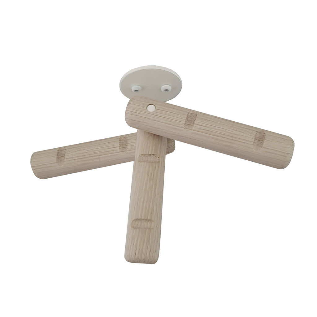 Knage i eg og hvidt stål. De tre ege kroge kan drejes efter ønske. Krogene har tre fræsninger til ophæng af viskestykker, klude mm. Monteret i væg.