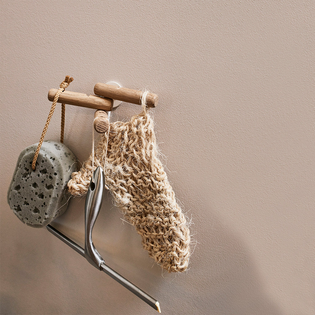 Knage i eg og hvidt stål. De tre ege kroge kan drejes efter ønske. Krogene har tre fræsninger til ophæng af viskestykker, klude mm. Monteret i væg.