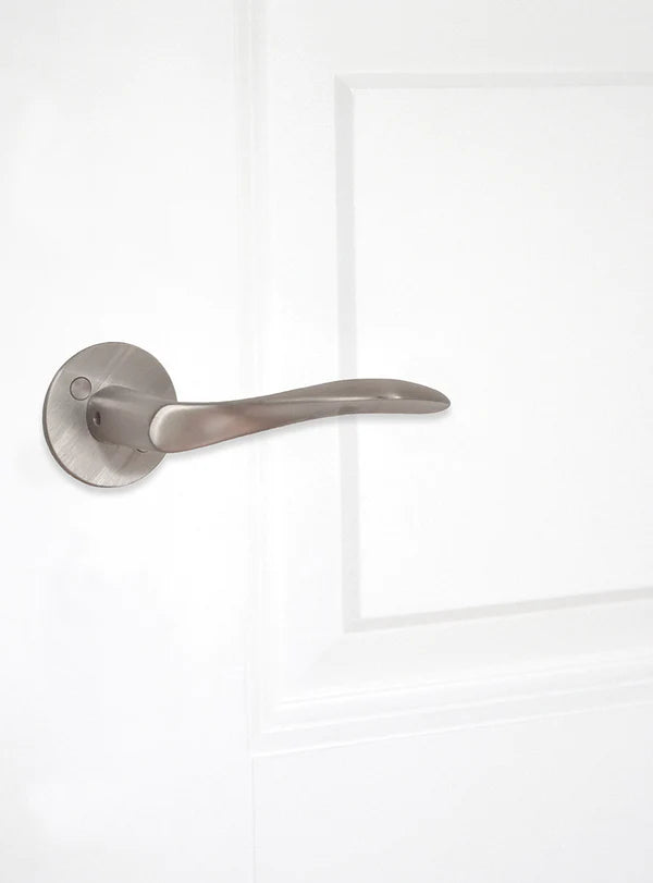 Arne Jacobsen dørhåndtag - AJ111 dørgreb i børstet rustfrit stål 111 mm, stor model  • d line