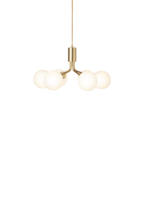 Lysekrone bestående af runde skærme i opalglas samt messingfarvet krone, på hvid baggrund