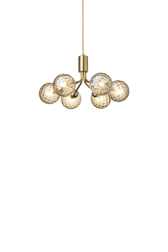 Lysekrone bestående af runde skærme i gyldent optikglas samt messingfarvet krone, på hvid baggrund