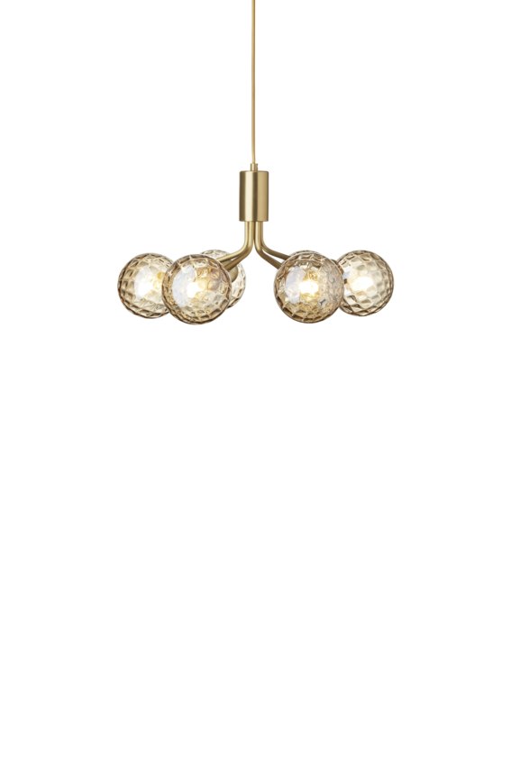 Lysekrone bestående af runde skærme i gyldent optikglas samt messingfarvet krone, på hvid baggrund