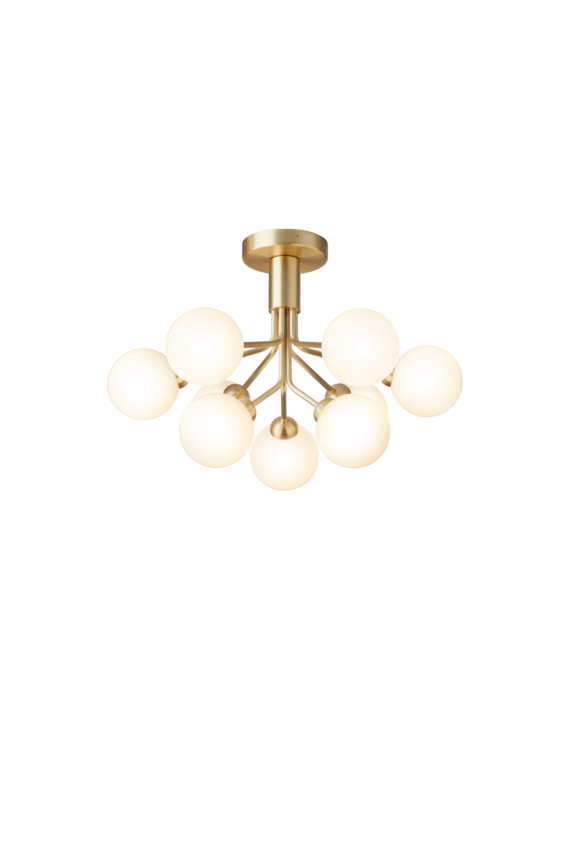 Lysekrone bestående af runde skærme i opalglas samt messingfarvet krone, på hvid baggrund