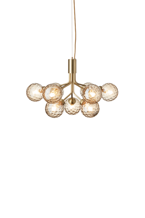 Lysekrone bestående af runde skærme i gyldent optikglas samt messingfarvet krone, på hvid baggrund