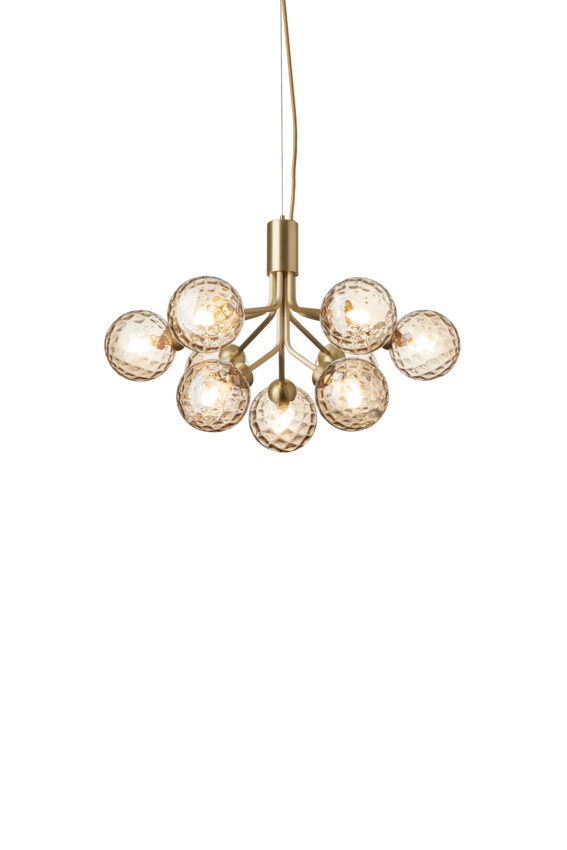 Lysekrone bestående af runde skærme i gyldent optikglas samt messingfarvet krone, på hvid baggrund