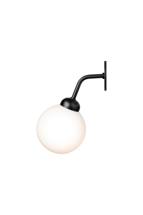 Væglampe med rund skærm af opalglas og sort stel, på hvid baggrund