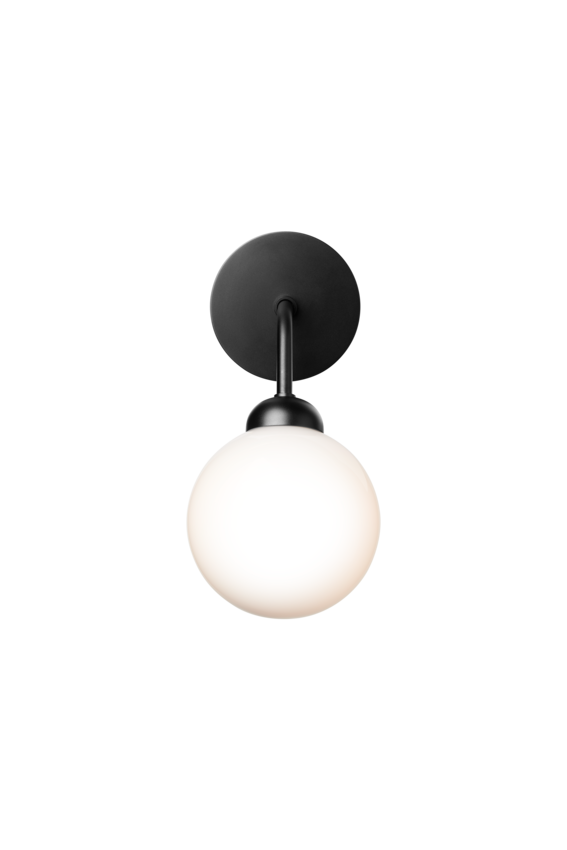 Væglampe med rund skærm af opalglas og sort stel, på hvid baggrund