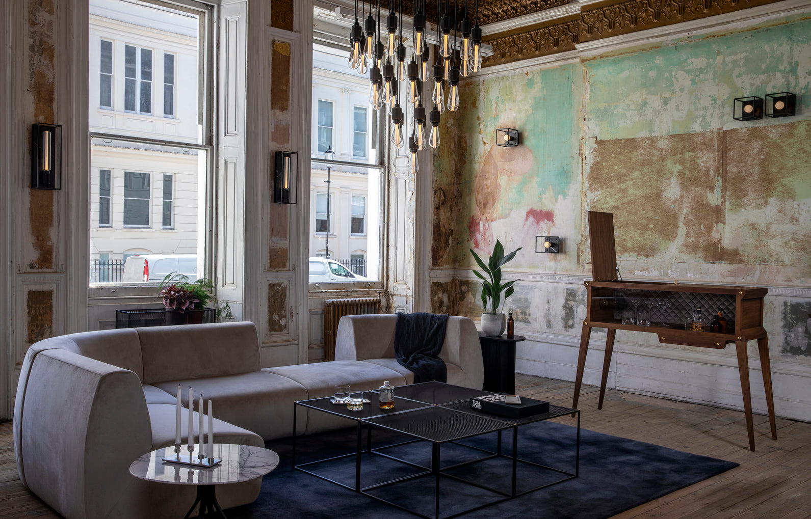 Aflang bar i valnød med integreret lyskilde og en bagside polstret med silke.