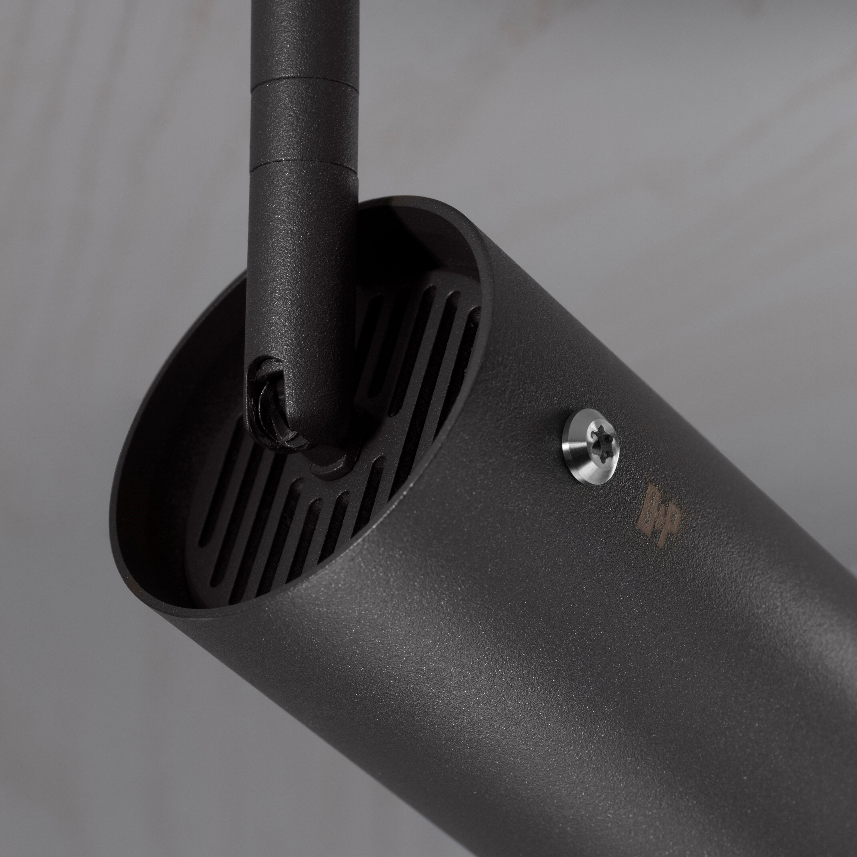 Exhaust spot Linear i graphite med detaljer i stål  • Buster + Punch