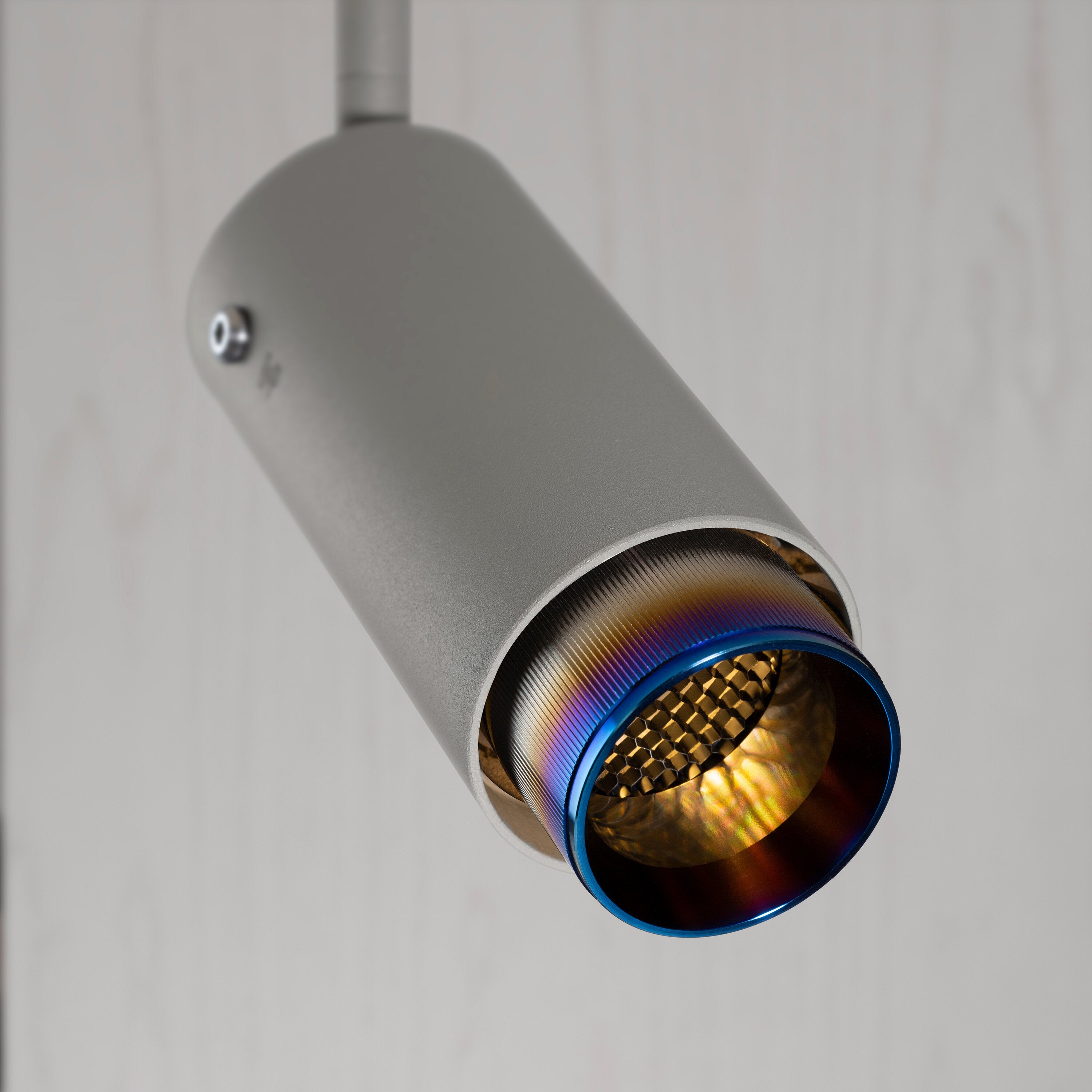 Exhaust spot Linear i stone og med detaljer i Burnt steel  • Buster + Punch
