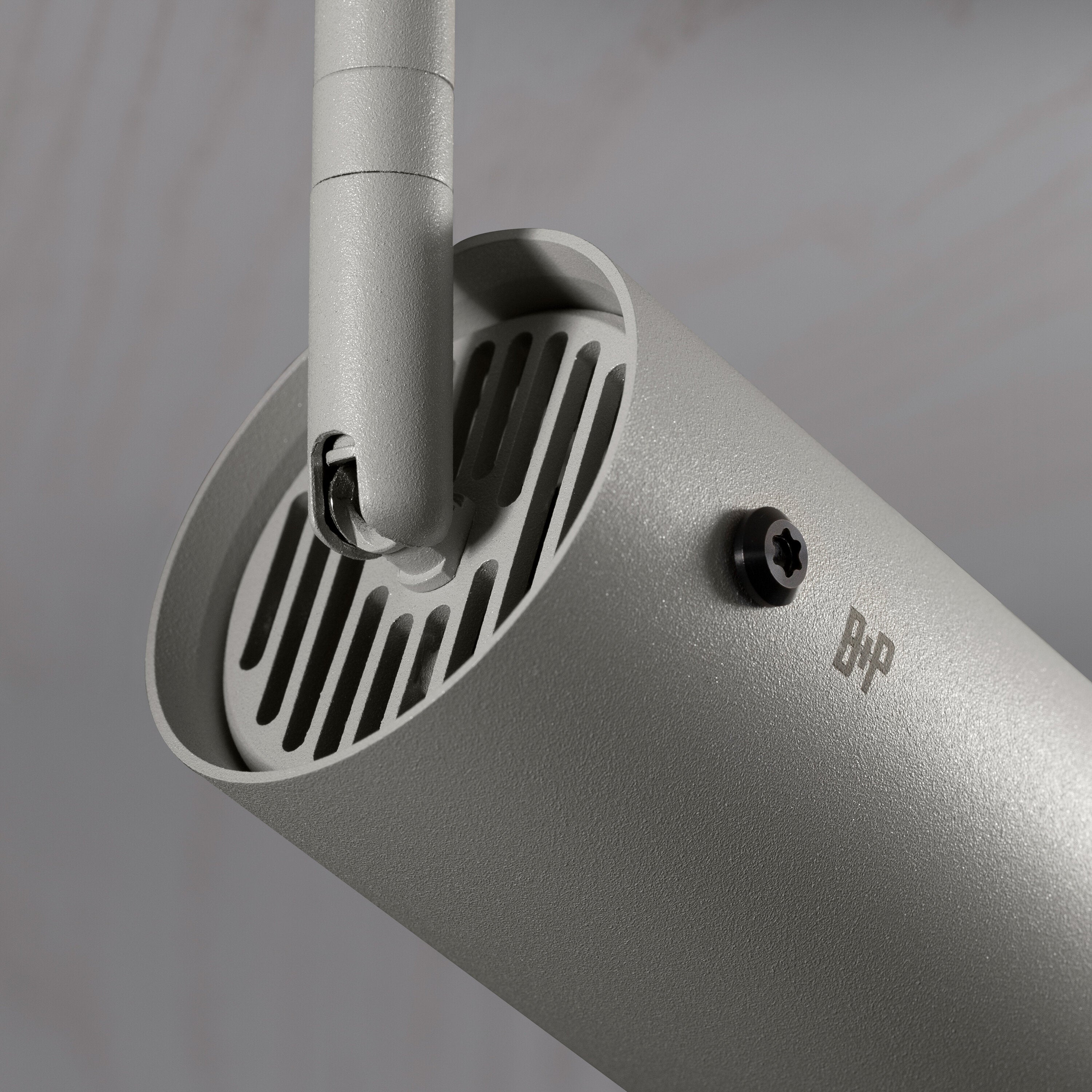 Eksklusiv spot med behagelig belysning til indretning af køkkenet, stuen, entreen eller andre rum i hjemmet. Spotten er i farverne graphite og gun metal.