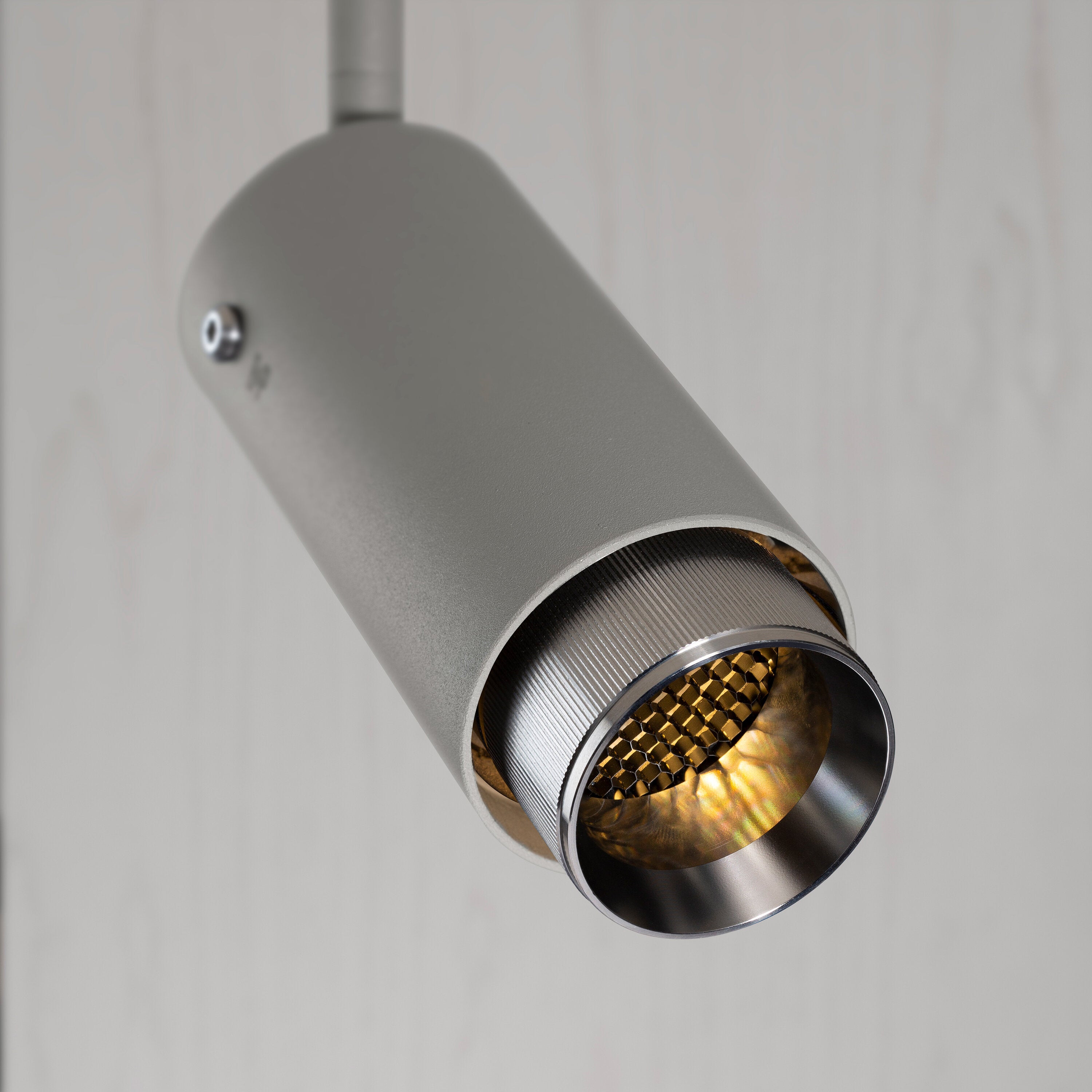 Exhaust spot Linear i stone med detaljer i stål  • Buster + Punch