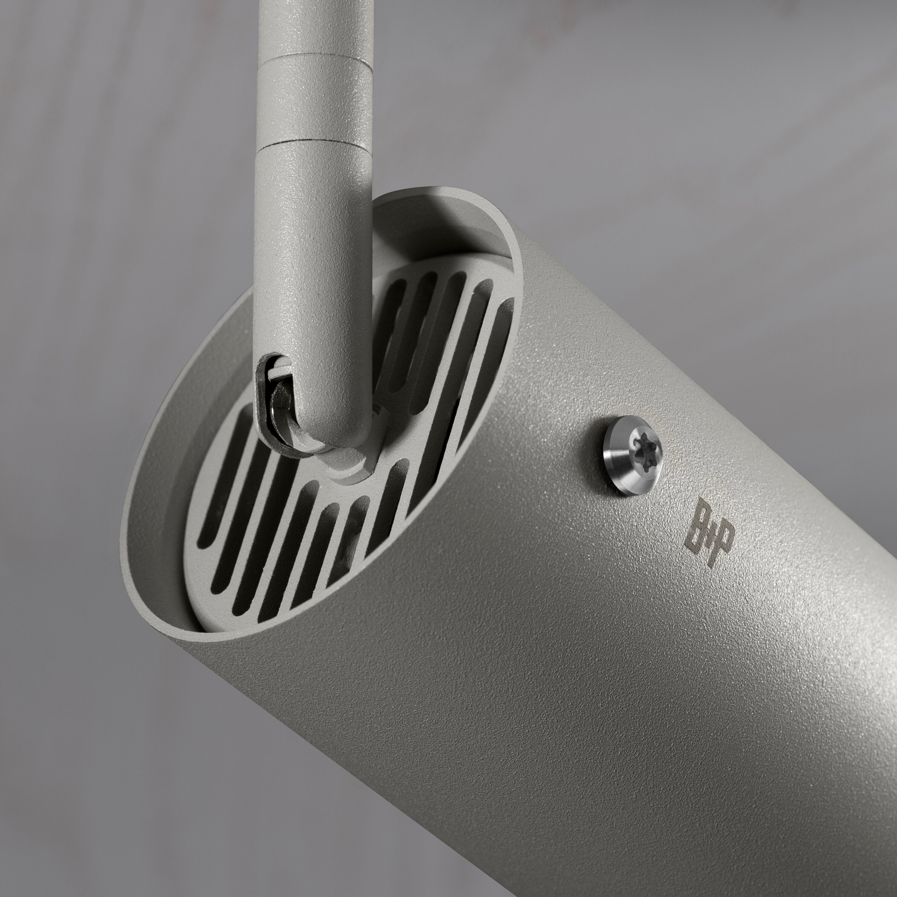 Exhaust spot Linear i stone med detaljer i stål  • Buster + Punch