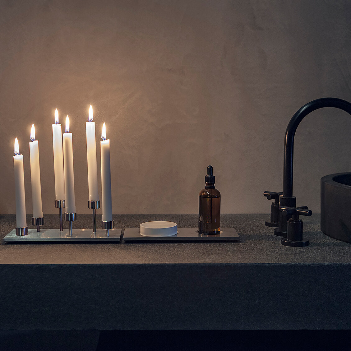 Eksklusiv lysestage i rustfri stål fra Buster + Punch. Den perfekte gave til jul og fødselsdag.