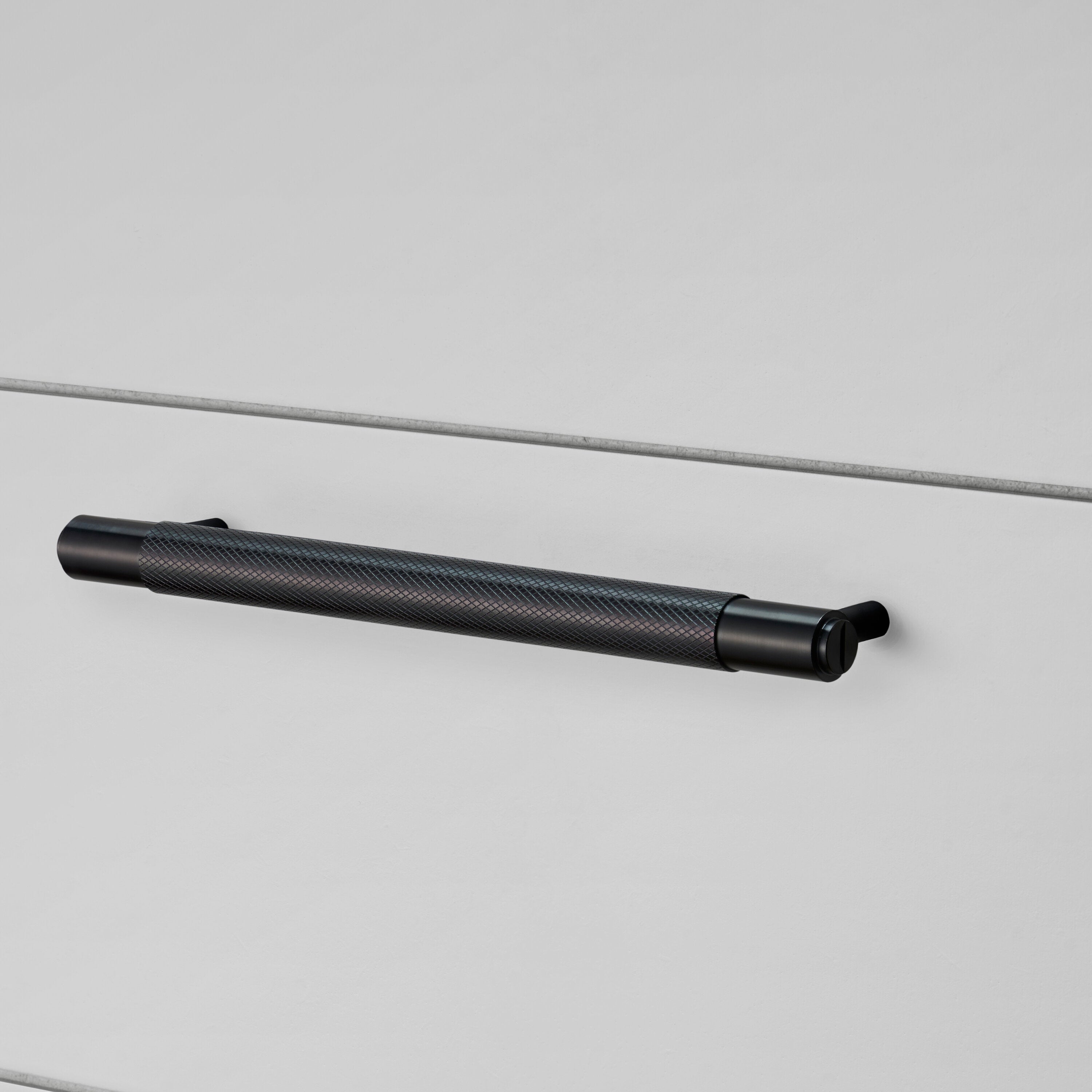 Køkkengreb i sort fra Buster + Punch. Grebet er fremstillet i aluminium med en dyb sort overflade. Dansk design. Hurtig levering.