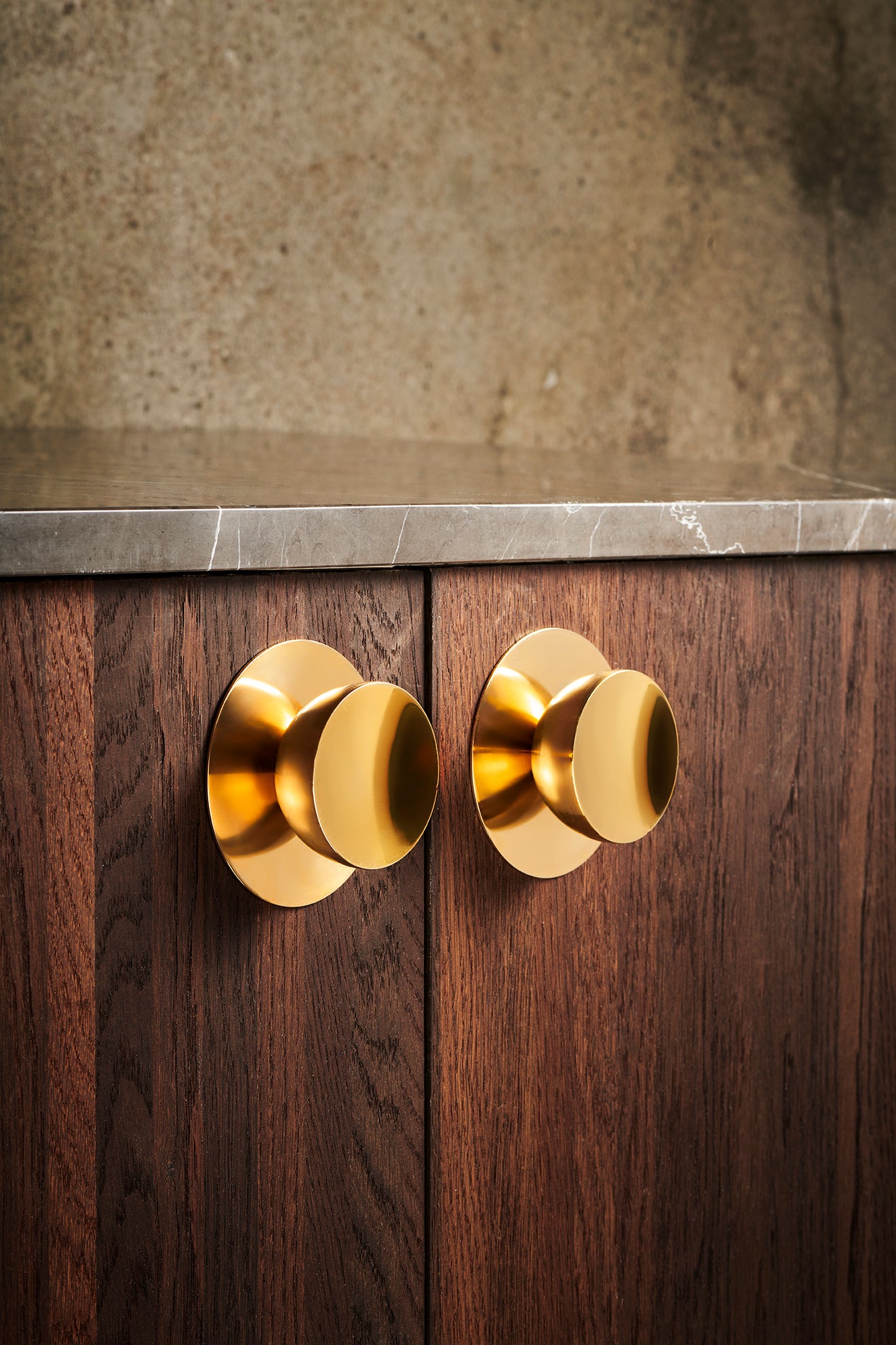 Her ses bagpladen monteret bag knopperne på mørke træfronter.