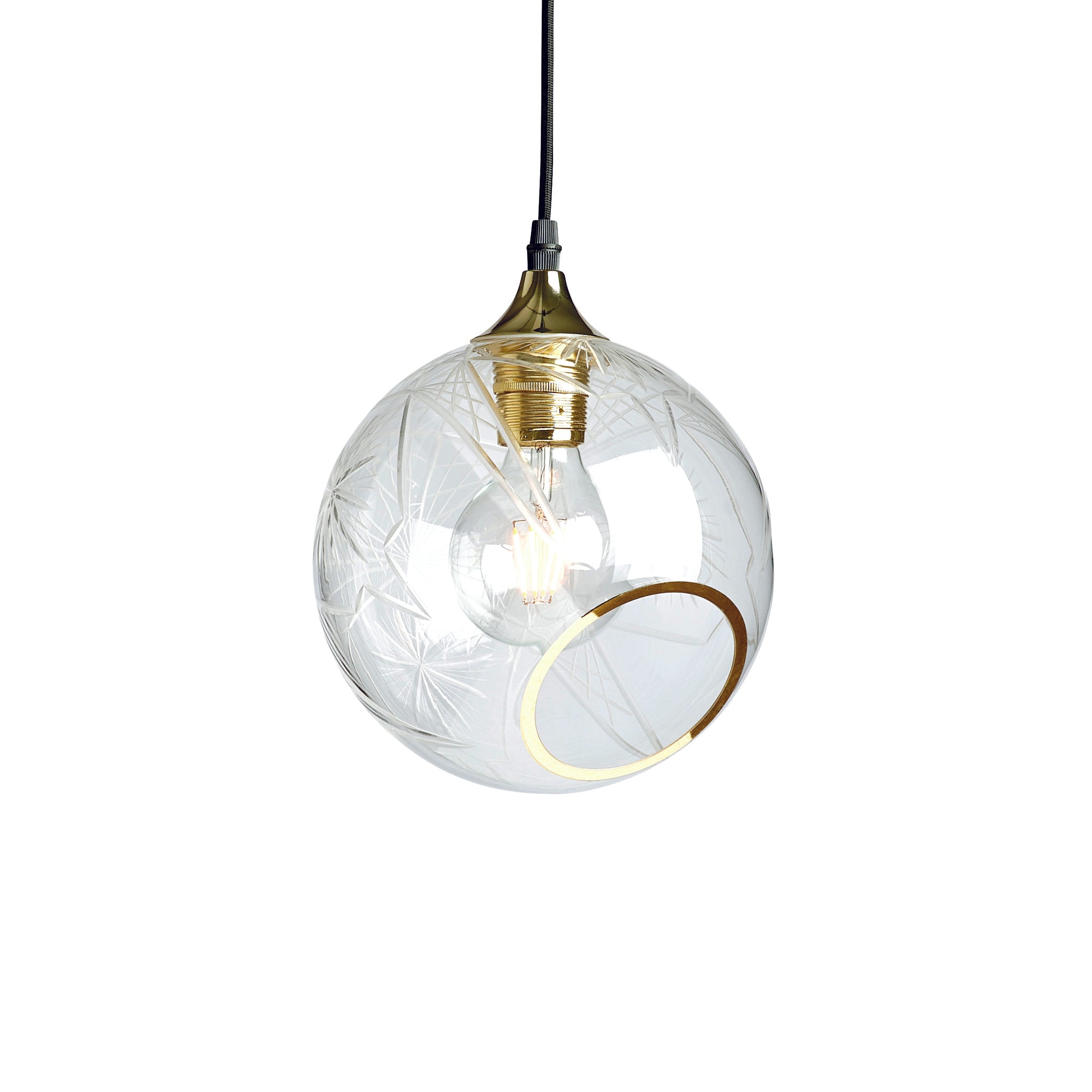 Rund lampe i klar glas med diamond cut mønster og med et afskåret stykke med guldkant og kig til pæren. Fatning og rosetten er guldfarvet og ledningen er af sort stof.