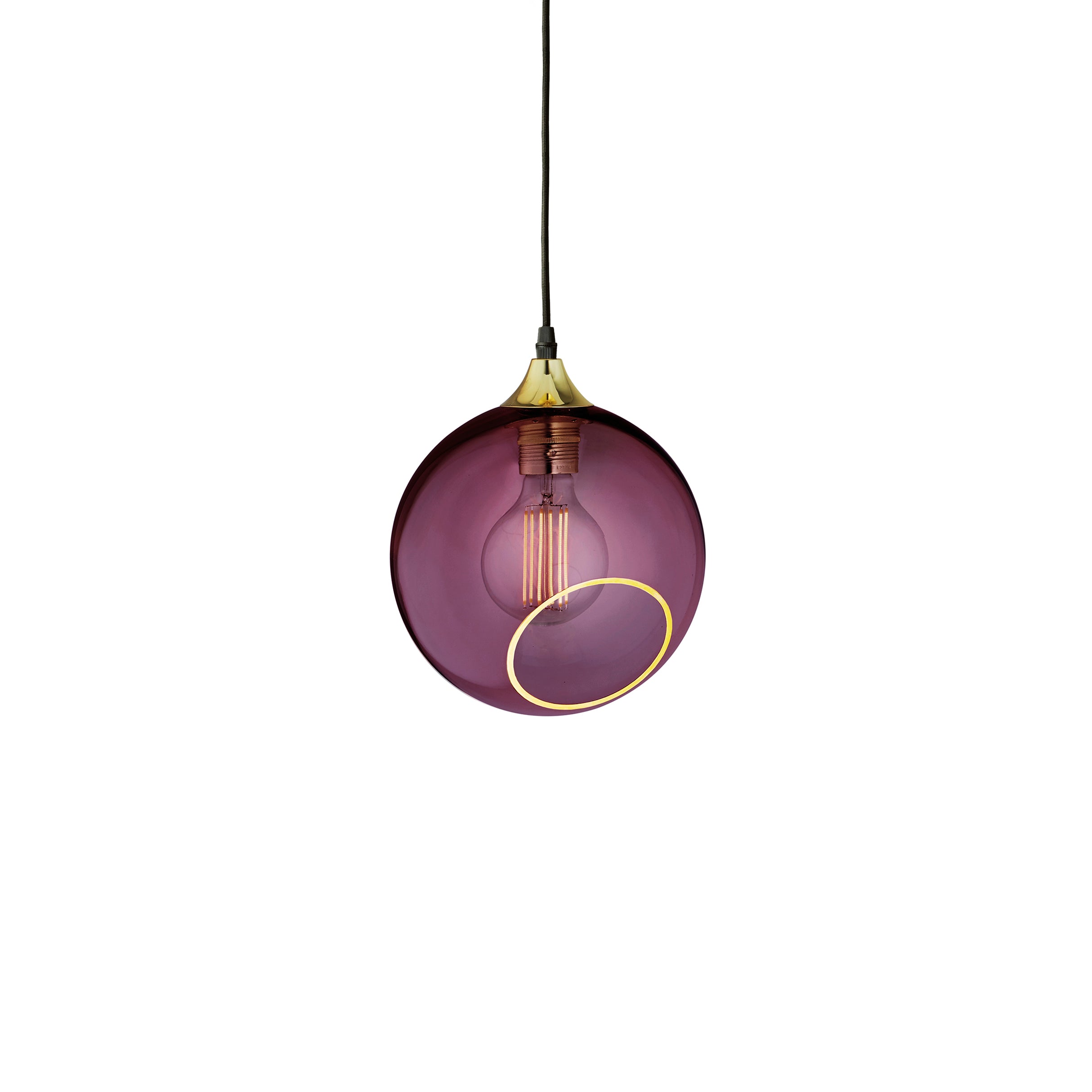 Rund lampe i lilla glas med et afskåret stykke med guldkant og kig til pæren. Fatning og rosetten er guldfarvet og ledningen er af sort stof.